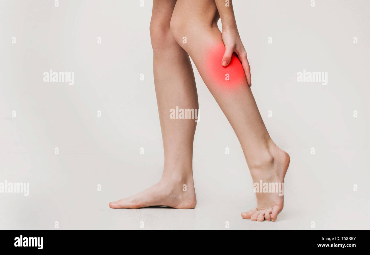 Femme masser son mollet jambe douloureuse, Close up Banque D'Images