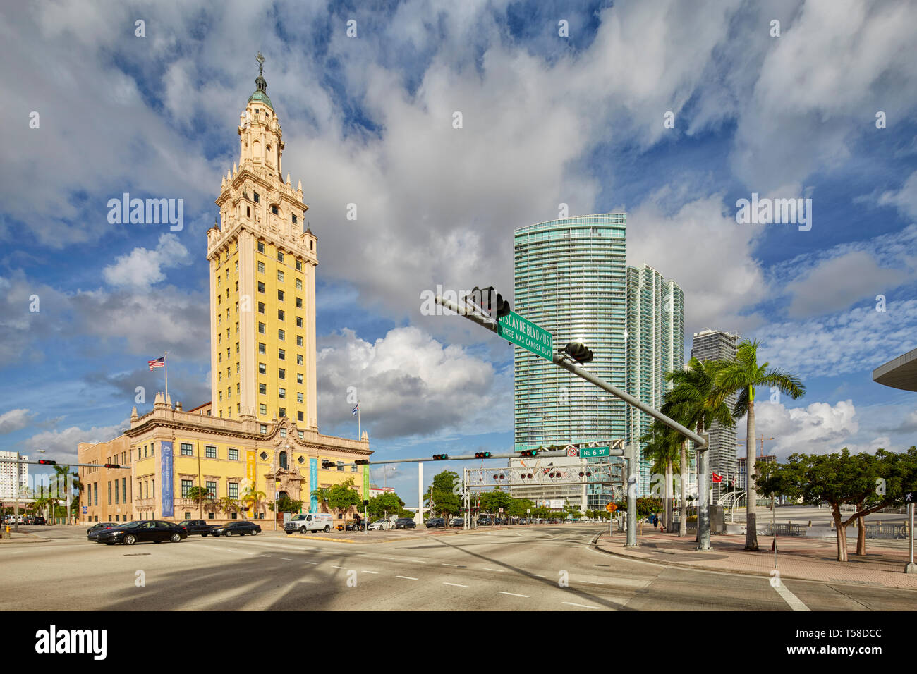 Freedom Tower et Marina Blue buildigs dans le boulevard Biscayne à Miami Florida USA Banque D'Images