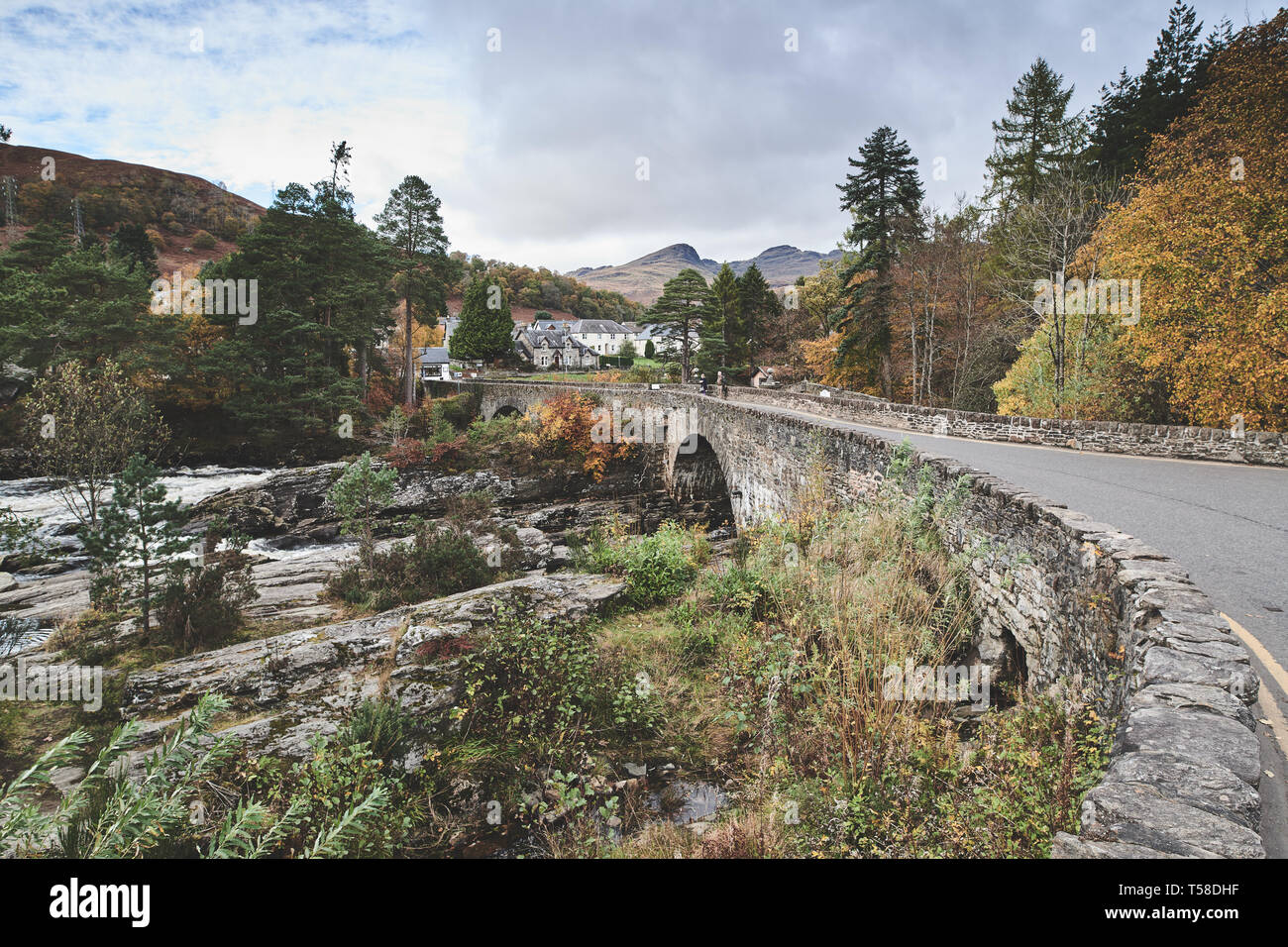 Les chutes de Dochart dans la ville de Killin, Ecosse Banque D'Images