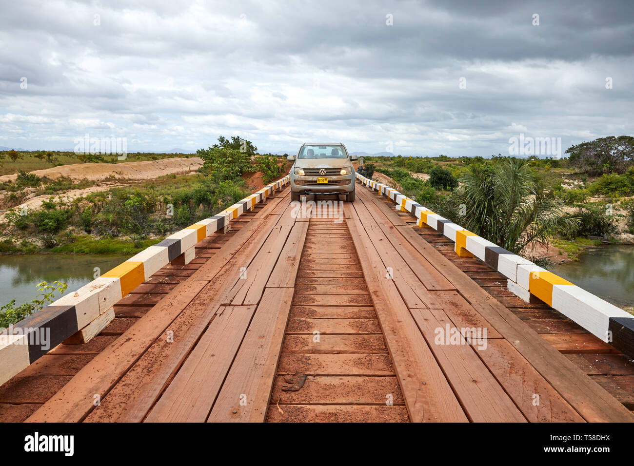 Voiture traversant un pont de la rivière Pirara près de LeThem au Guyana Amérique du Sud Banque D'Images