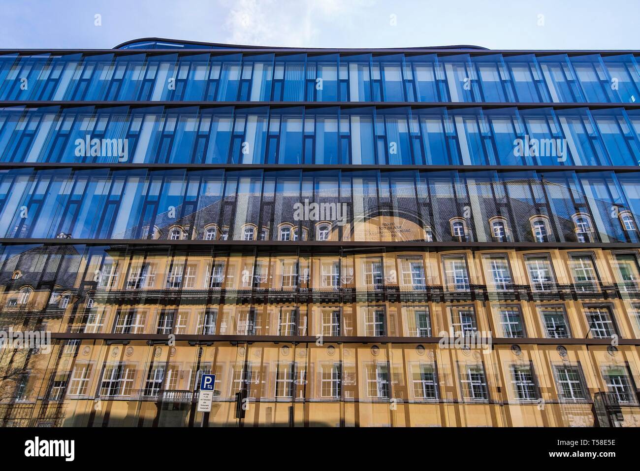 Façade en verre bleu avec réflexion, Munchener Ruckversicherungs-Gesellschaft, Munich Re, Munich, Haute-Bavière, Bavière, Allemagne Banque D'Images