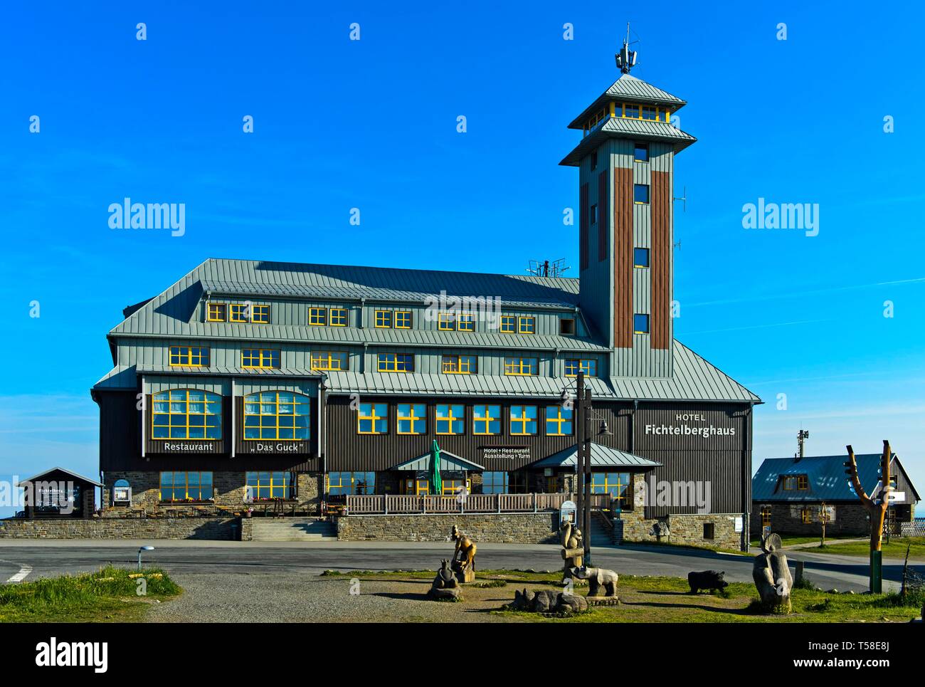 Fichtelberghaus avec tour d'observation, restaurant, hotel, Fichtelberg, Oberwiesenthal, Monts Métallifères, Saxe, Allemagne Banque D'Images