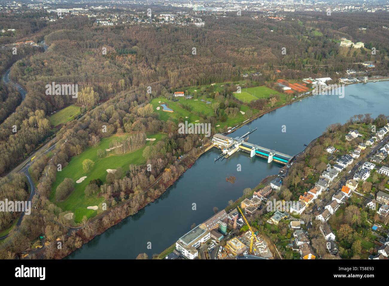Vue aérienne, le lac Baldeney, golf, parcours de golf de l'ETUF, centre-ville Hugel, vallée de la Ruhr avec mur de barrage, barrage, Werden, Essen, Ruhr, Nord Banque D'Images