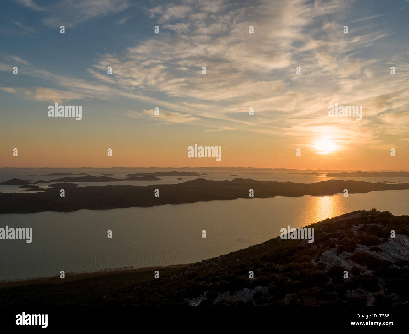 Vue aérienne du coucher du soleil sur Vransko jezero (lac Vrana) En Croatie Banque D'Images