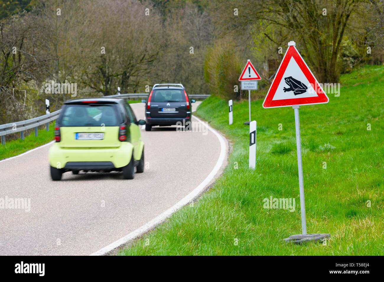 Route de campagne avec des voitures, signe de la circulation 'passage' crapaud, Baden-Wurttemberg, Allemagne Banque D'Images