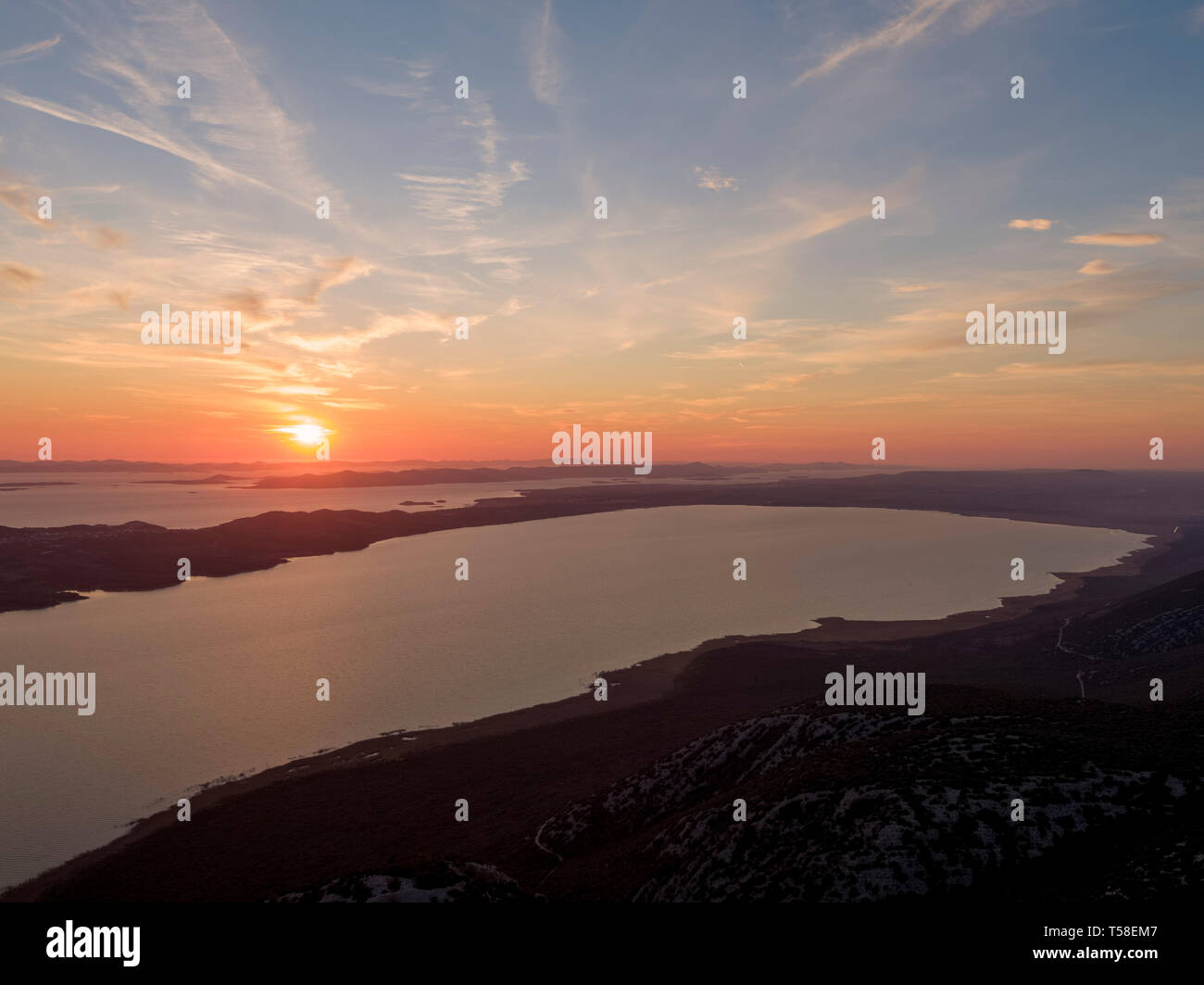 Vue aérienne du coucher du soleil sur Vransko jezero (lac Vrana) En Croatie Banque D'Images