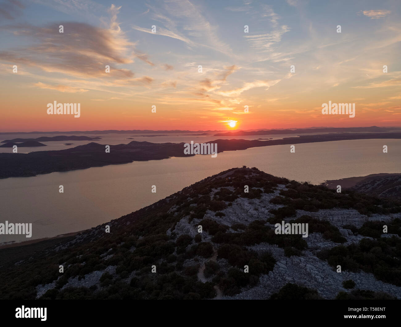 Vue aérienne du coucher du soleil sur Vransko jezero (lac Vrana) En Croatie Banque D'Images