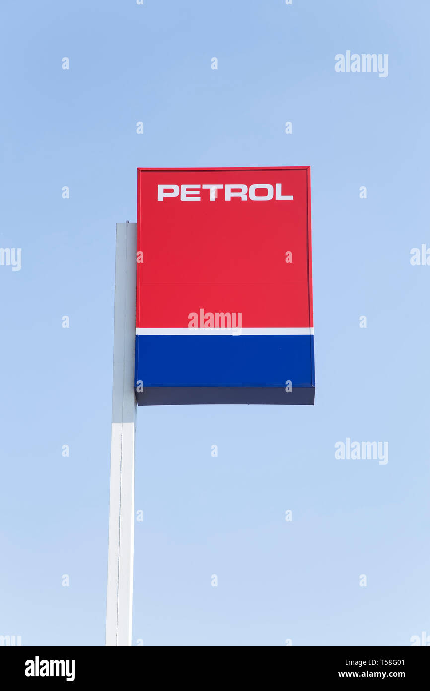 Essence Metal sign plus de ciel bleu Banque D'Images