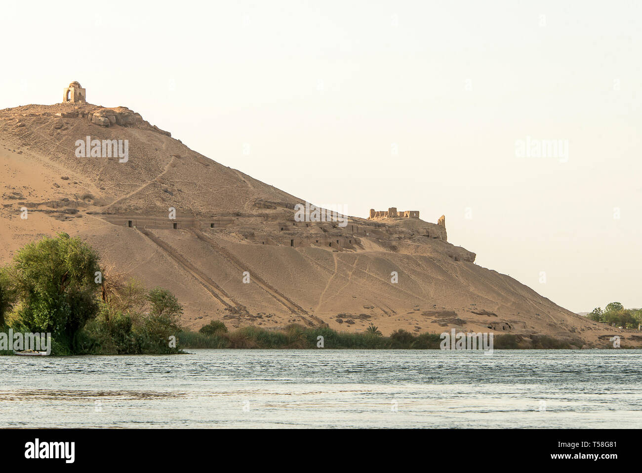 Tombeau de nobles à Assouan, l'Égypte de roche graves cementary situé près de nil. Banque D'Images