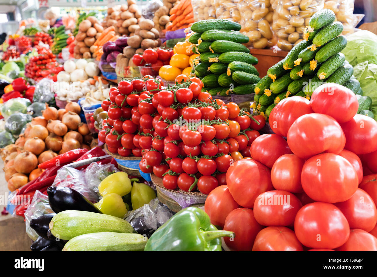 Branches de tomates, concombres, poivrons, aubergines, courgettes, oignons, choux et autres légumes à vendre sur le marché Banque D'Images