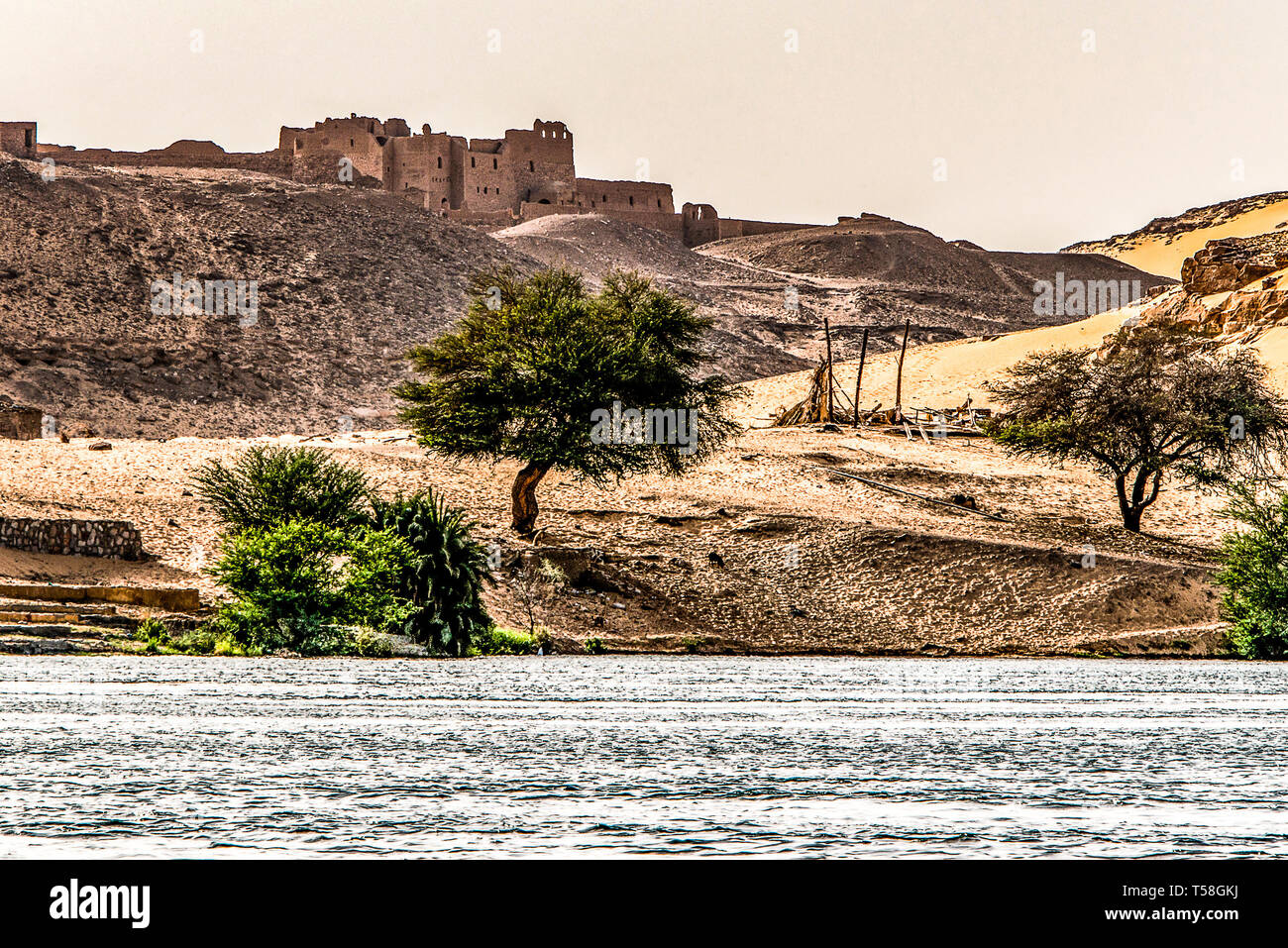Le coucher du soleil, dunes de sable sur le littoral de la rivière du Nil partie appelée Première cataracte, Assouan, Egypte Banque D'Images