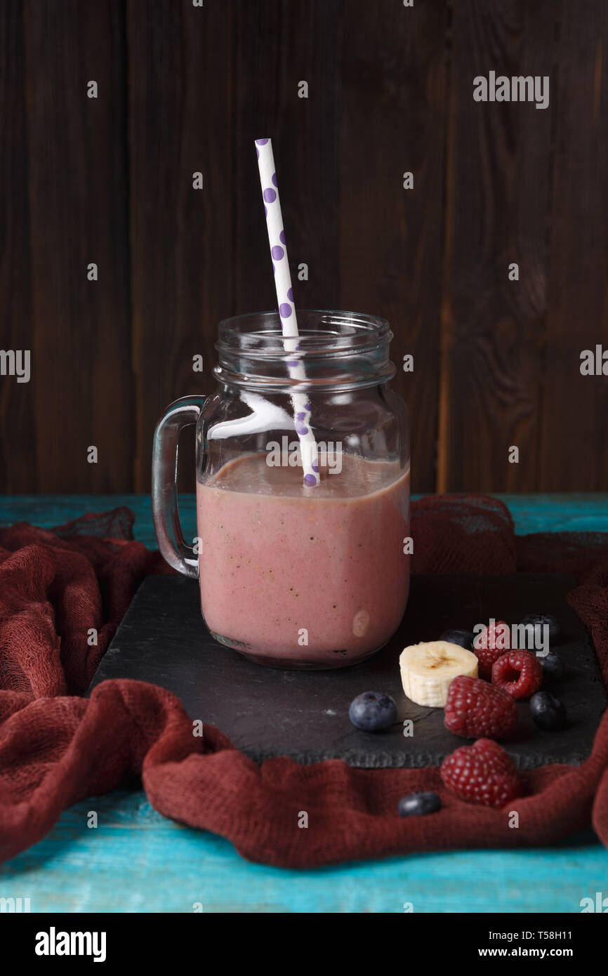 Photo de pot avec table sur smoothie Banque D'Images