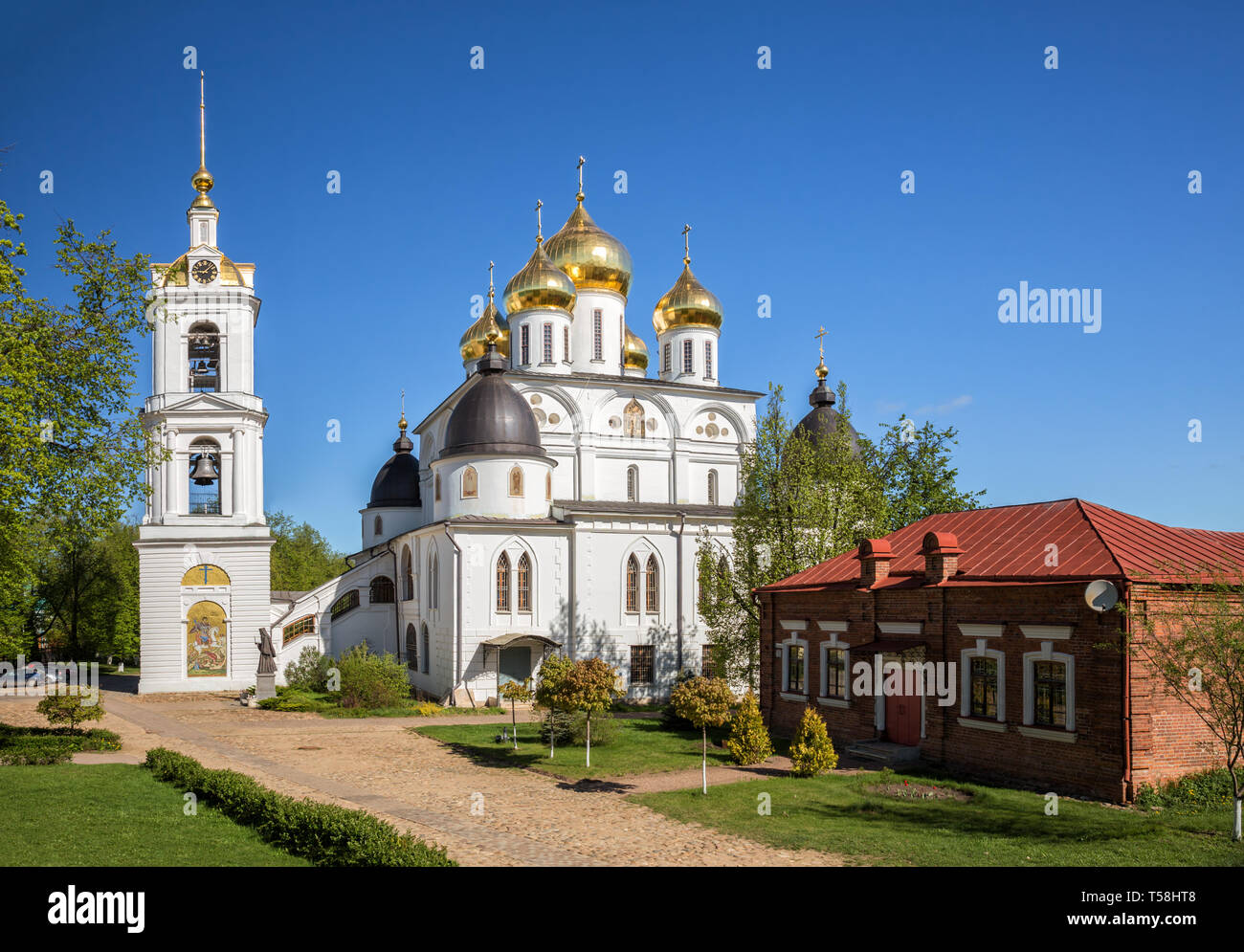 Vieille Cathédrale de l'Assomption (début 16e siècle) dans le kremlin de Dmitrov. Dimitrov, dans la région de Moscou, Russie Banque D'Images