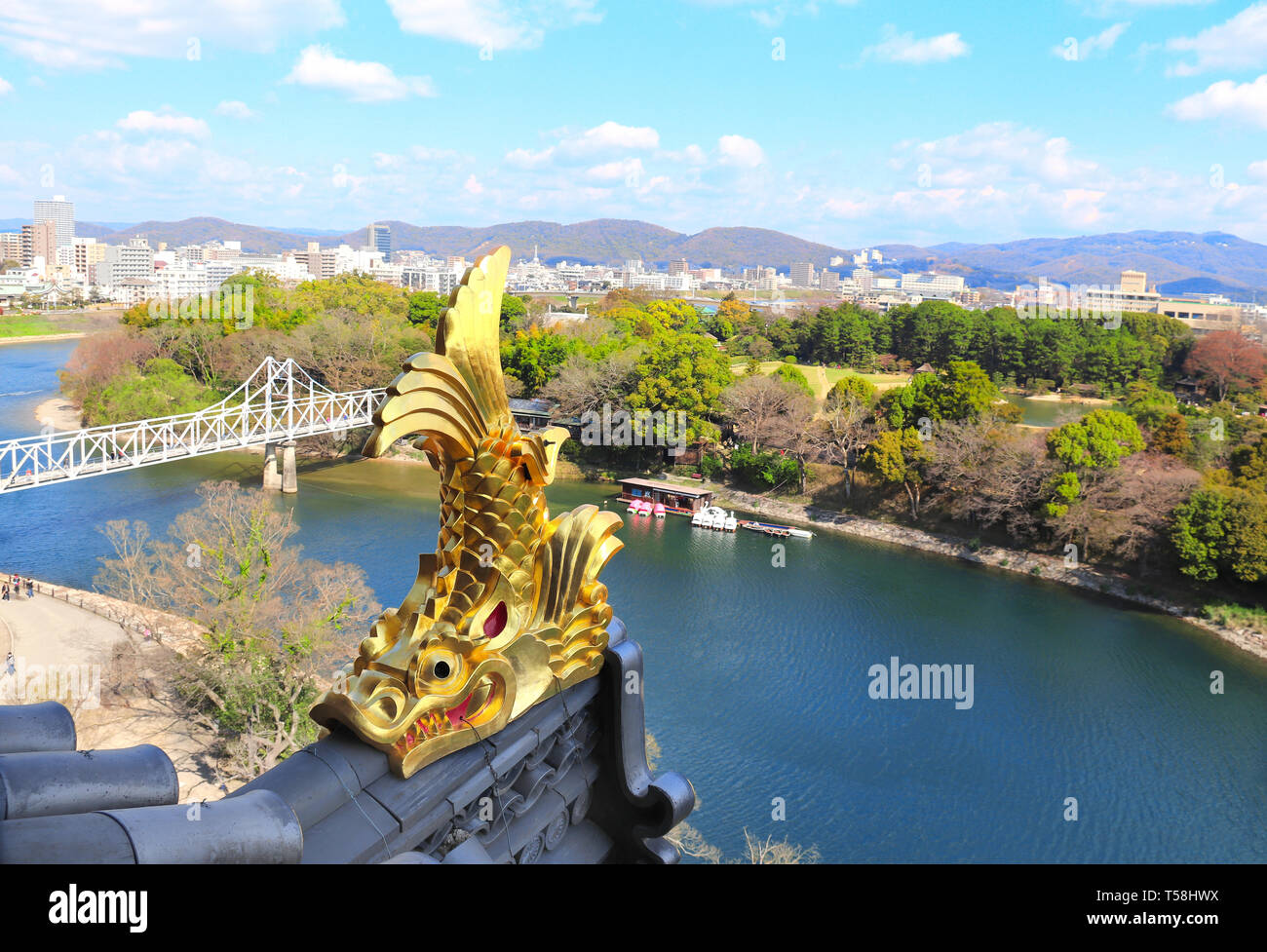 Poisson Golden dragon statue (Shachihoko) sur Okayama castle toit et vue aérienne sur le Jardin Korakuen, Okayama, Japon Banque D'Images