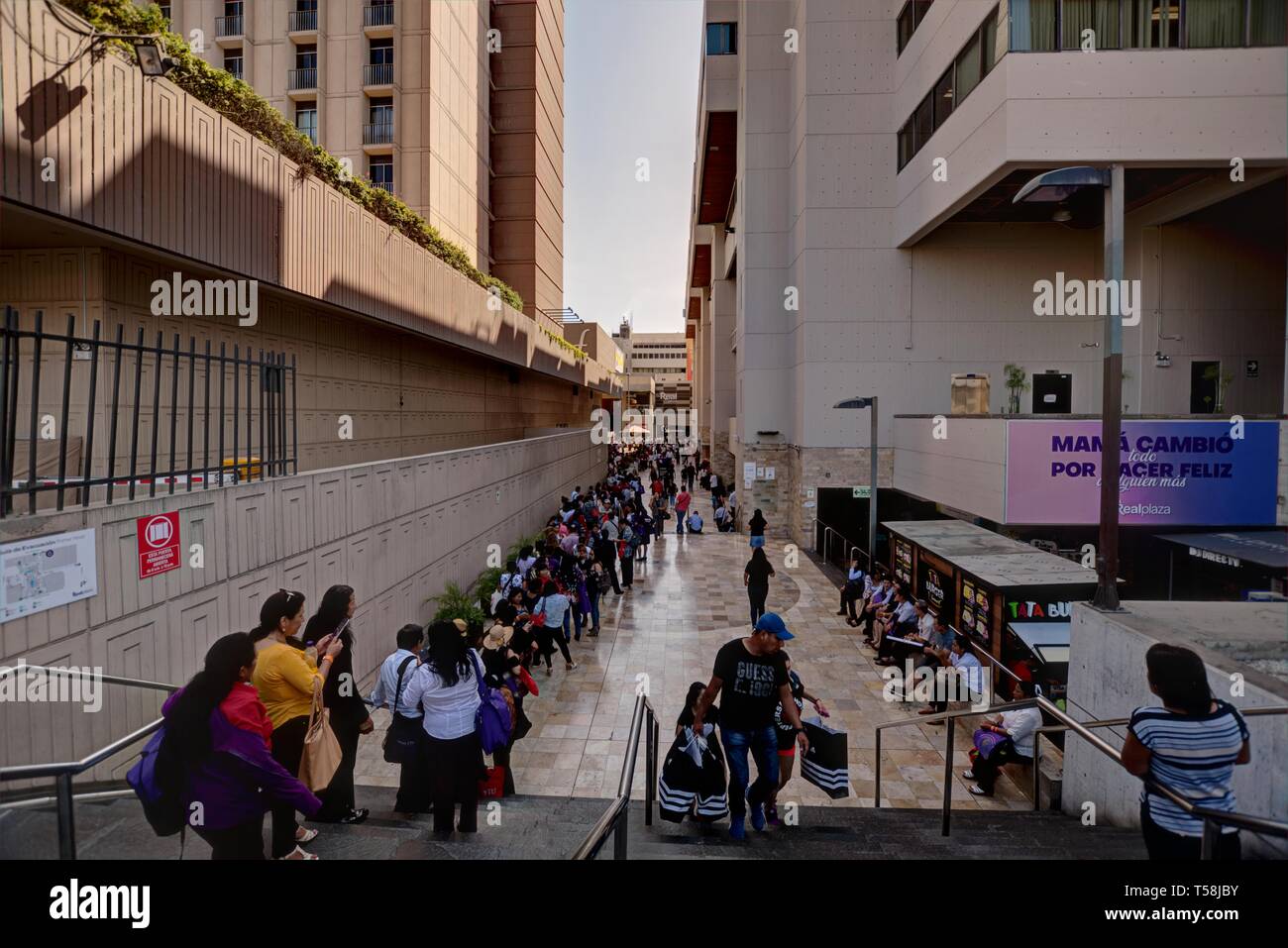 Lima, Pérou - 22 Avril 2018 : Les gens d'attente le long du côté de l'hôtel Sheraton Lima Hotel and Convention Centre, à Lima au Pérou Banque D'Images