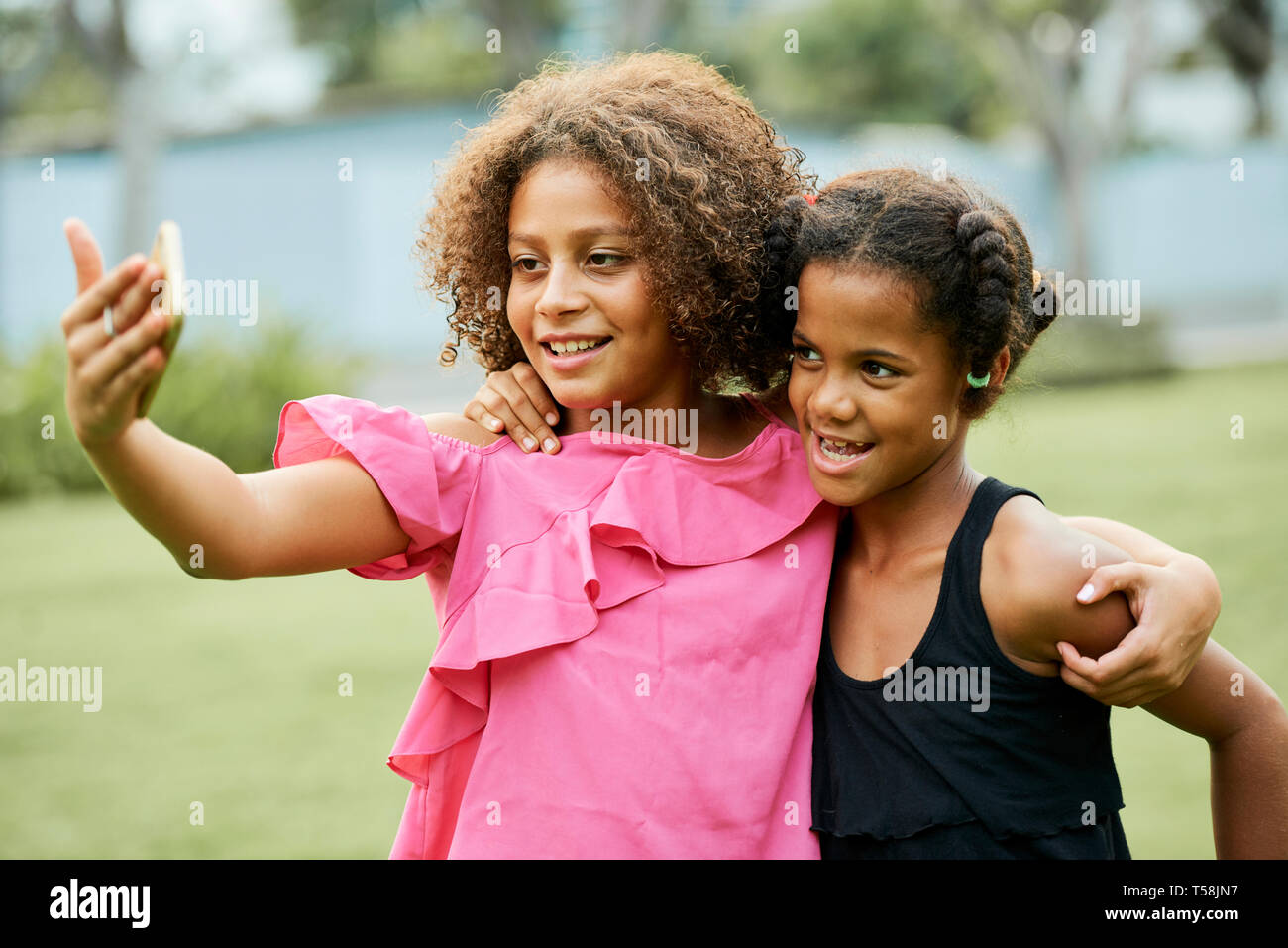 Cheerful africaines photographier ensemble Banque D'Images