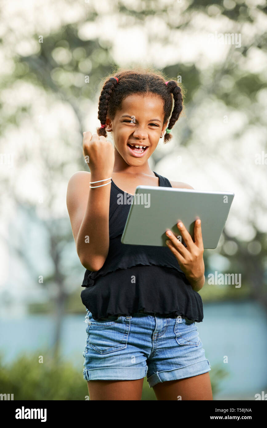Fille de l'adolescence réussie à l'aide de tablet Banque D'Images