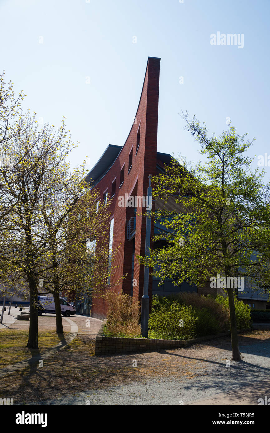 Port de Plaisance Maritime Chatham. Kent. UK. Un bâtiment avec un seul mur de brique en couches bordée d'arbres. Banque D'Images