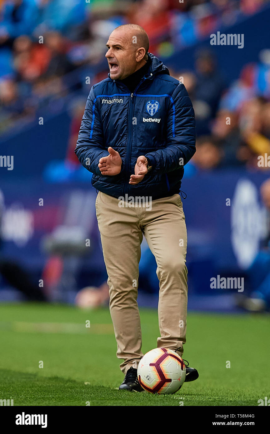 VALENCIA, Espagne - 21 avril : Paco Lopez entraîneur de Levante UD réagit au cours de la correspondance entre la Liga Levante UD et RCD Espanyol à Ciutat de Valencia le 21 avril 2019 à Valence, en Espagne. (Photo de David Aliaga/MO Media) Banque D'Images