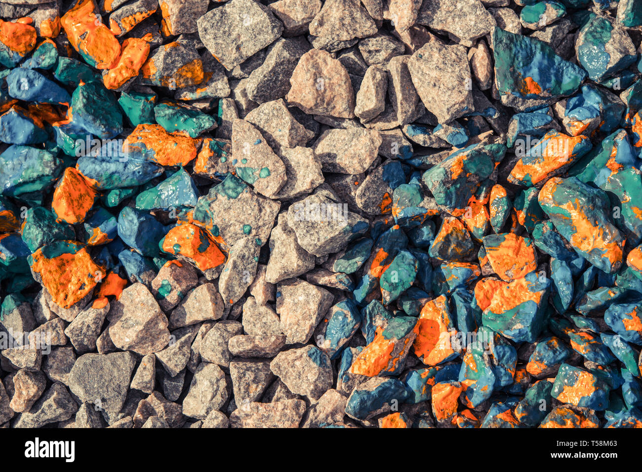 Résumé fond de gris des pierres et rochers recouverts de peinture rouge, vue d'en haut Banque D'Images