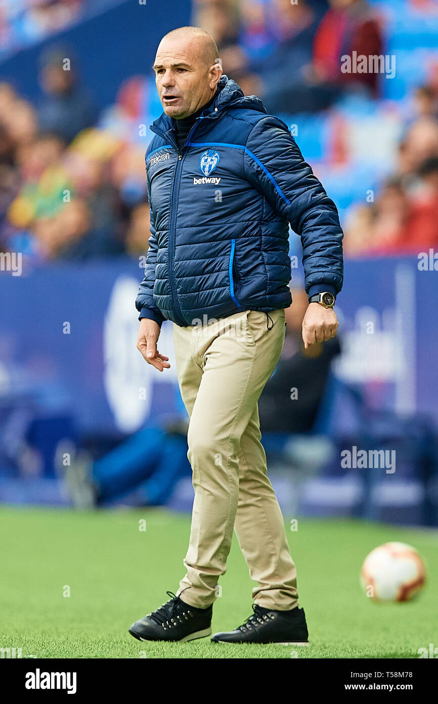 VALENCIA, Espagne - 21 avril : Paco Lopez entraîneur de Levante UD réagit au cours de la correspondance entre la Liga Levante UD et RCD Espanyol à Ciutat de Valencia le 21 avril 2019 à Valence, en Espagne. (Photo de David Aliaga/MO Media) Banque D'Images