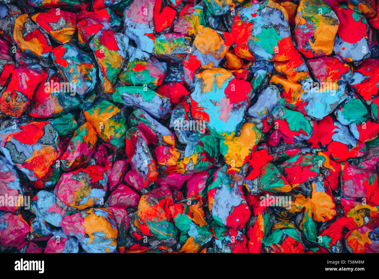 Des Couleurs Vives Des Pierres Peintes En Orange Bleu Et Vert Peinture Photo Stock Alamy