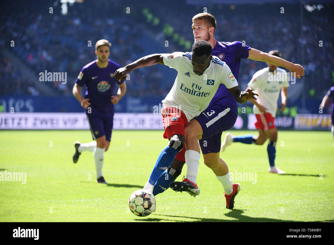 Hambourg, Allemagne - 20 avril : Khaled Narey (L) de Hambourg et Jan Kral (R) de l'Aue est en compétition pour la balle durant le deuxième match de Bundesliga entre Hamb Banque D'Images