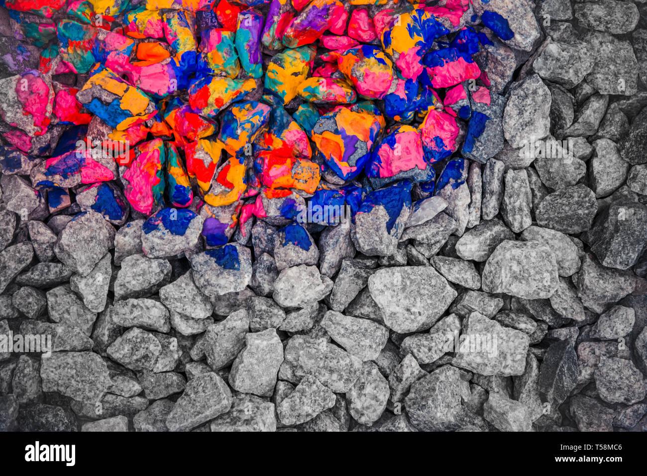 Couleur des pierres d'une couleur différente de l'encre sur une moitié, la seconde moitié - pierres gris monochrome. Close-up Banque D'Images