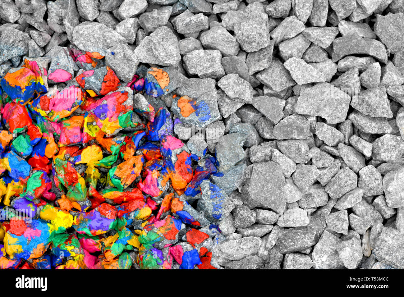 Couleur des pierres d'une couleur différente de l'encre sur une moitié, la seconde moitié - pierres gris monochrome. Close-up Banque D'Images