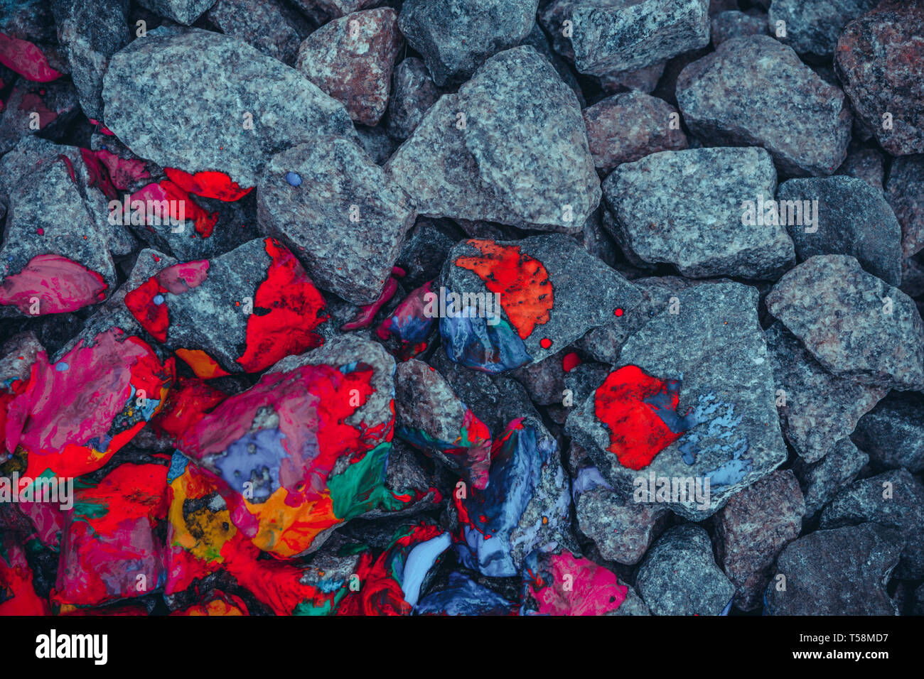 Pierres et rochers gris de fond peint en rouge tacheté, vue d'en haut Banque D'Images