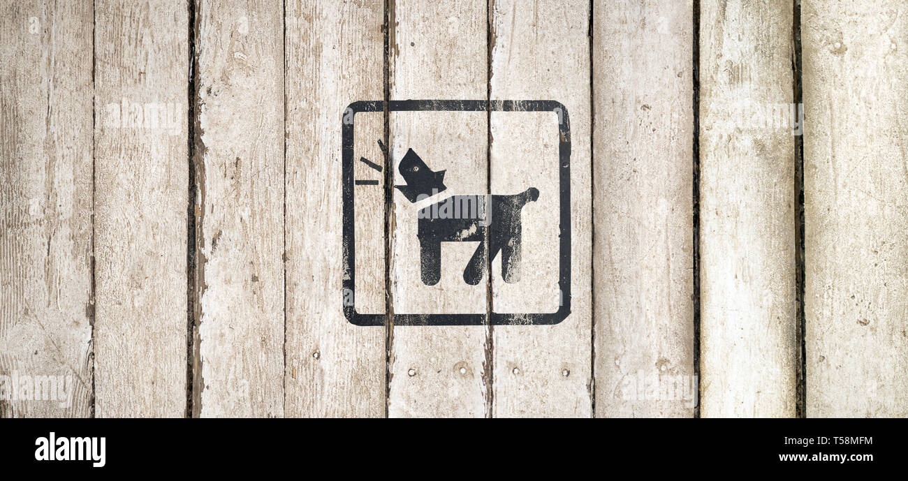 Barking Dog silhouette en couleur noir. Barking Dog sign on a white background. Chien de protection à l'intérieur de l'icône. L'icône de chien qui aboie. Image du bouton en bois sur Banque D'Images