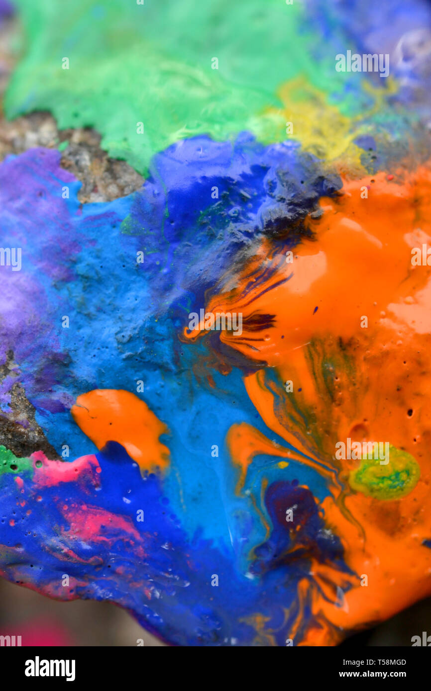 Rochers couverts de peinture colorée close-up. Des pierres dans la peinture avec des stries. Abstract background Banque D'Images