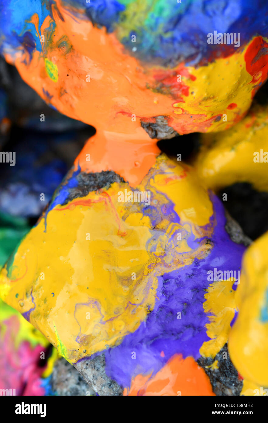 Rochers couverts de peinture colorée close-up. Des pierres dans la peinture avec des stries. Abstract background Banque D'Images