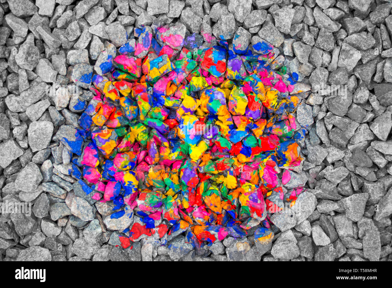 Résumé contexte conceptuel. Des pierres multicolores au milieu des black et white stones Banque D'Images