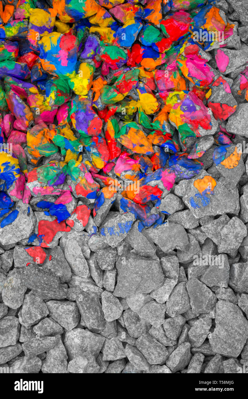 Couleur des pierres d'une couleur différente de l'encre sur une moitié, la seconde moitié - pierres gris monochrome. Close-up Banque D'Images