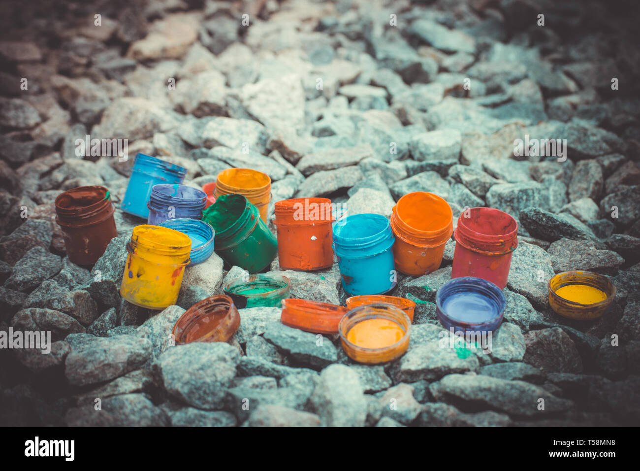 Jar, sous la peinture de différentes couleurs sur le gris des pierres, filtre close-up Banque D'Images