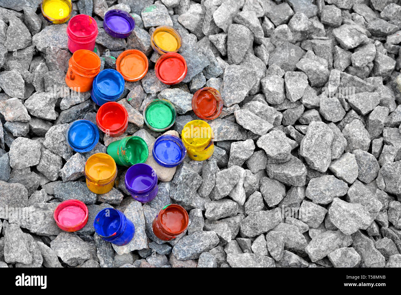 Jar, sous la peinture de différentes couleurs sur une pierre grise, vue d'en haut Banque D'Images