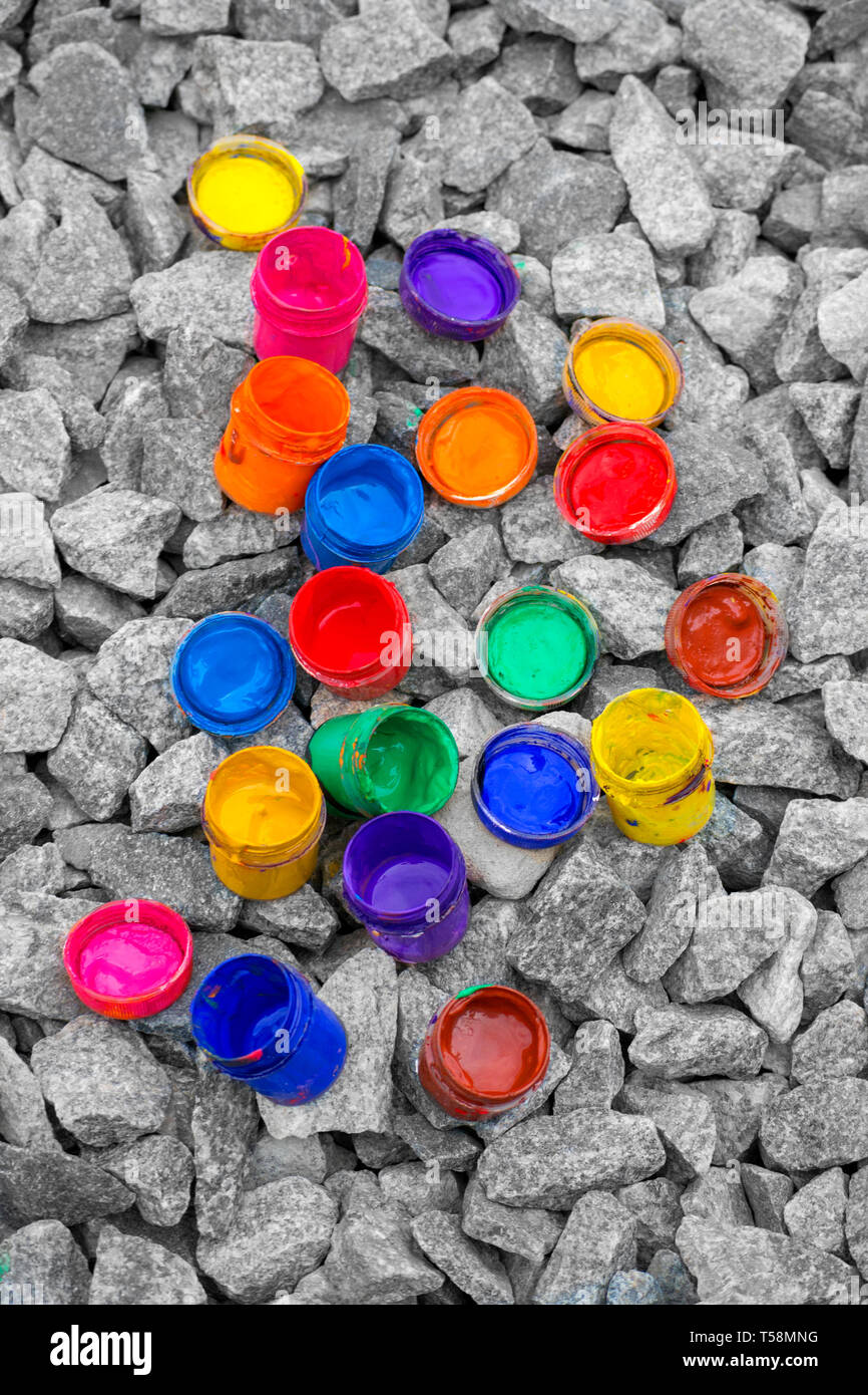 Petits pots de couleur de la peinture peut se coucher sur un caillou gris close-up Banque D'Images