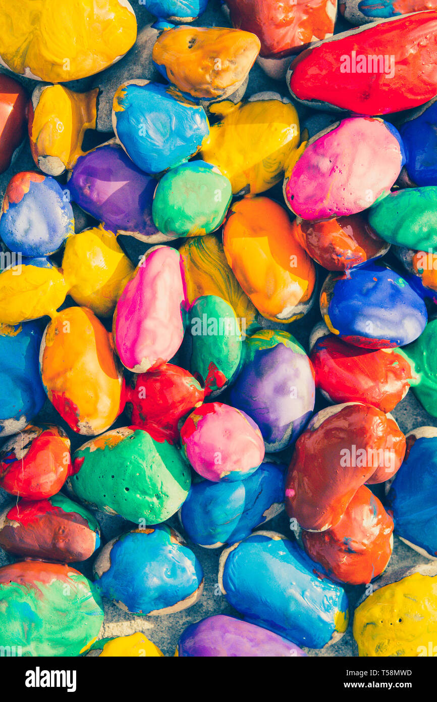 Les pierres de couleur des peintures colorées de différentes couleurs se situent sur une surface plate. Close-up Banque D'Images