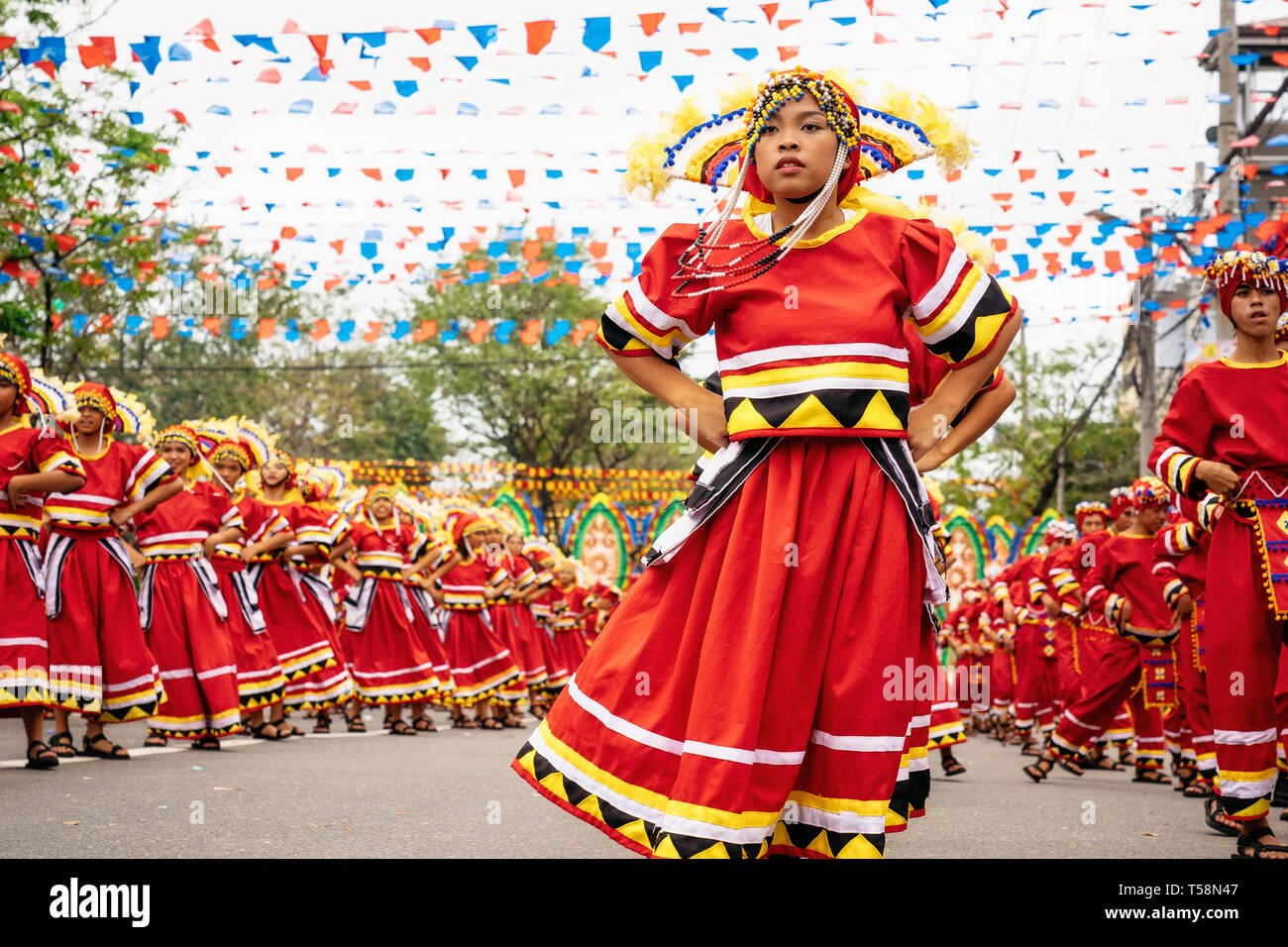 , La ville de Cebu aux Philippines - Le 20 janvier 2019 : Street dancers, dans des costumes colorés de participer au défilé à l'Sinulog Festival. Banque D'Images