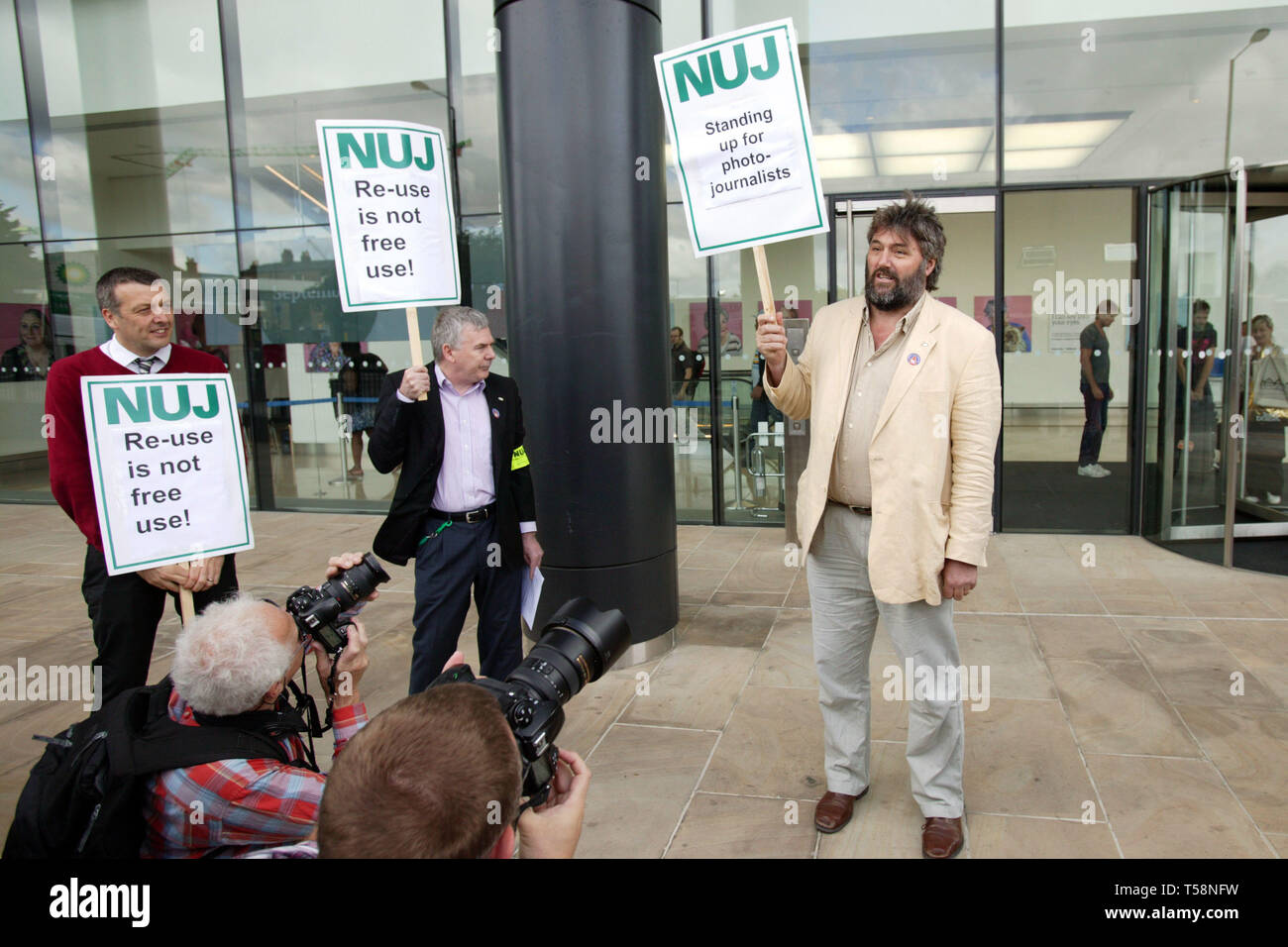 Steve Bell offres de caricaturiste à l'extérieur NUJ Guardian News & Media. Londres. Le 01/09/2009 Banque D'Images