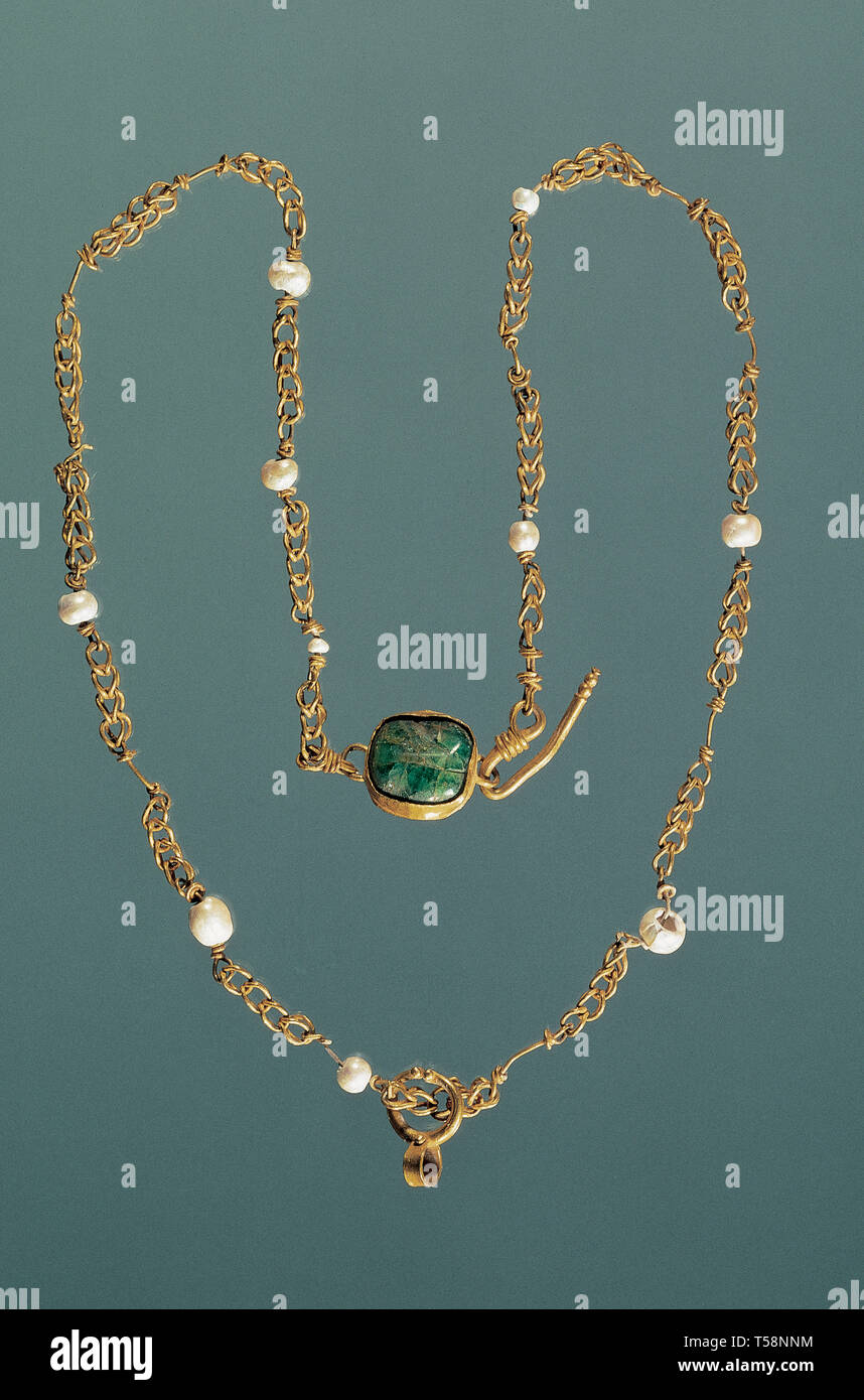 Italie Pompéi - Beaded necklace Pompéi, collier en or, perles d'or et d'émeraude Banque D'Images
