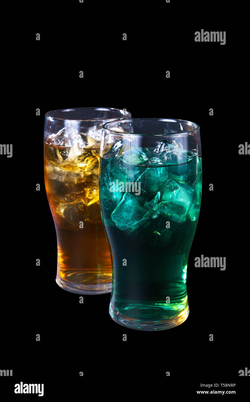 Deux une couleur transparente, cocktail rafraîchissant bleu dans un verre haut gazeuses avec des cubes de glace, vue de côté, fond noir, verre isolé pour th Banque D'Images