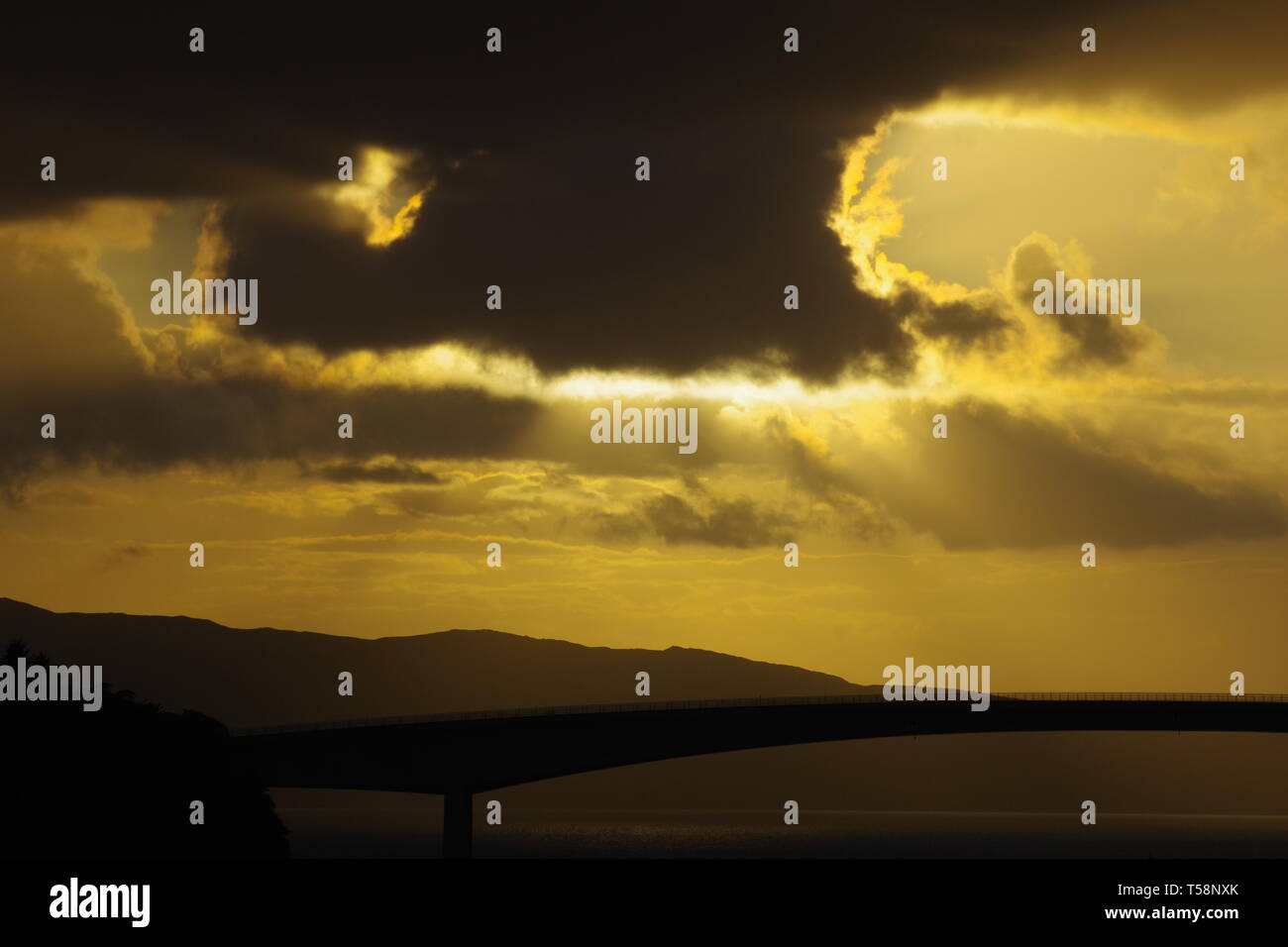 Île de Skye Road Bridge en silhouette au coucher du soleil de Kyleakin. Isle of Skye, Scotland, UK. Banque D'Images