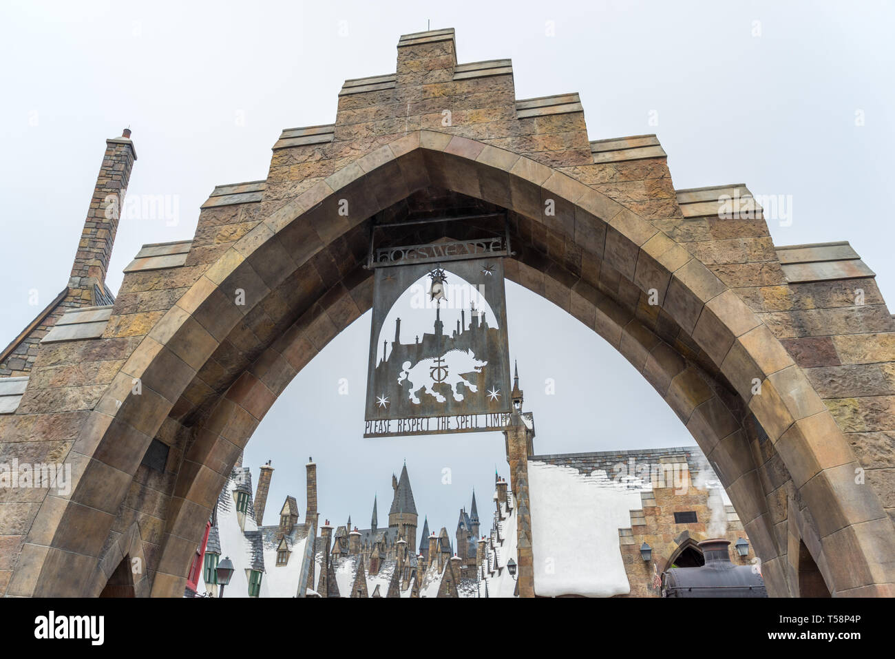 L'entrée dans Mogsmead Archway Harry Potter à terre, parc à thème Universal Studios, Orlando, Floride Banque D'Images