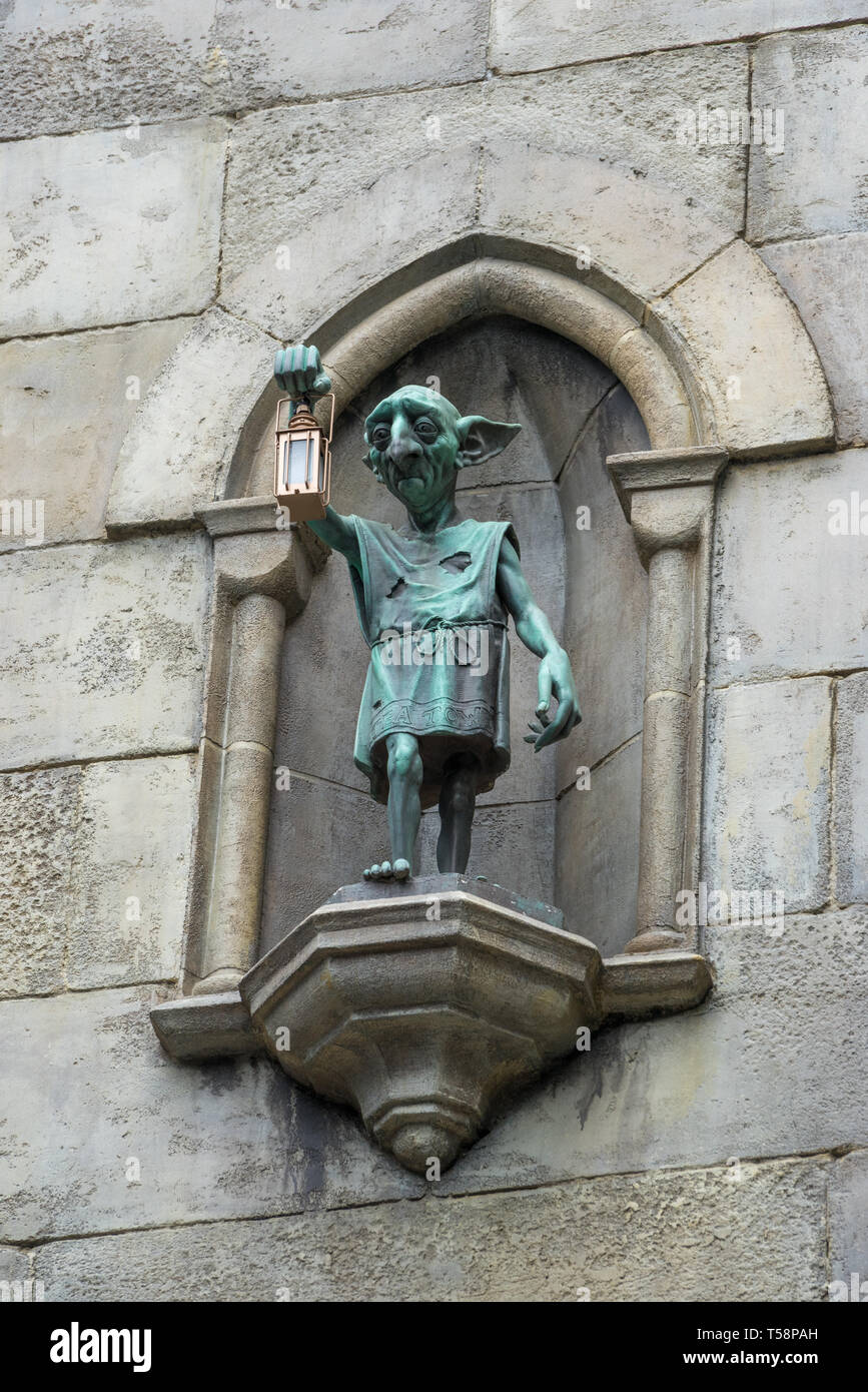 Elfe de maison statue theming, traverse dans Harry Potter Land, parc à thème Universal Studios, Orlando, Floride Banque D'Images