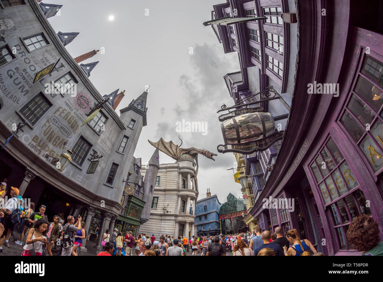 Jusqu'à lors de la Dragon de feu et de bâtiments, de traverse dans Harry Potter Land, parc à thème Universal Studios, Orlando, Floride Banque D'Images