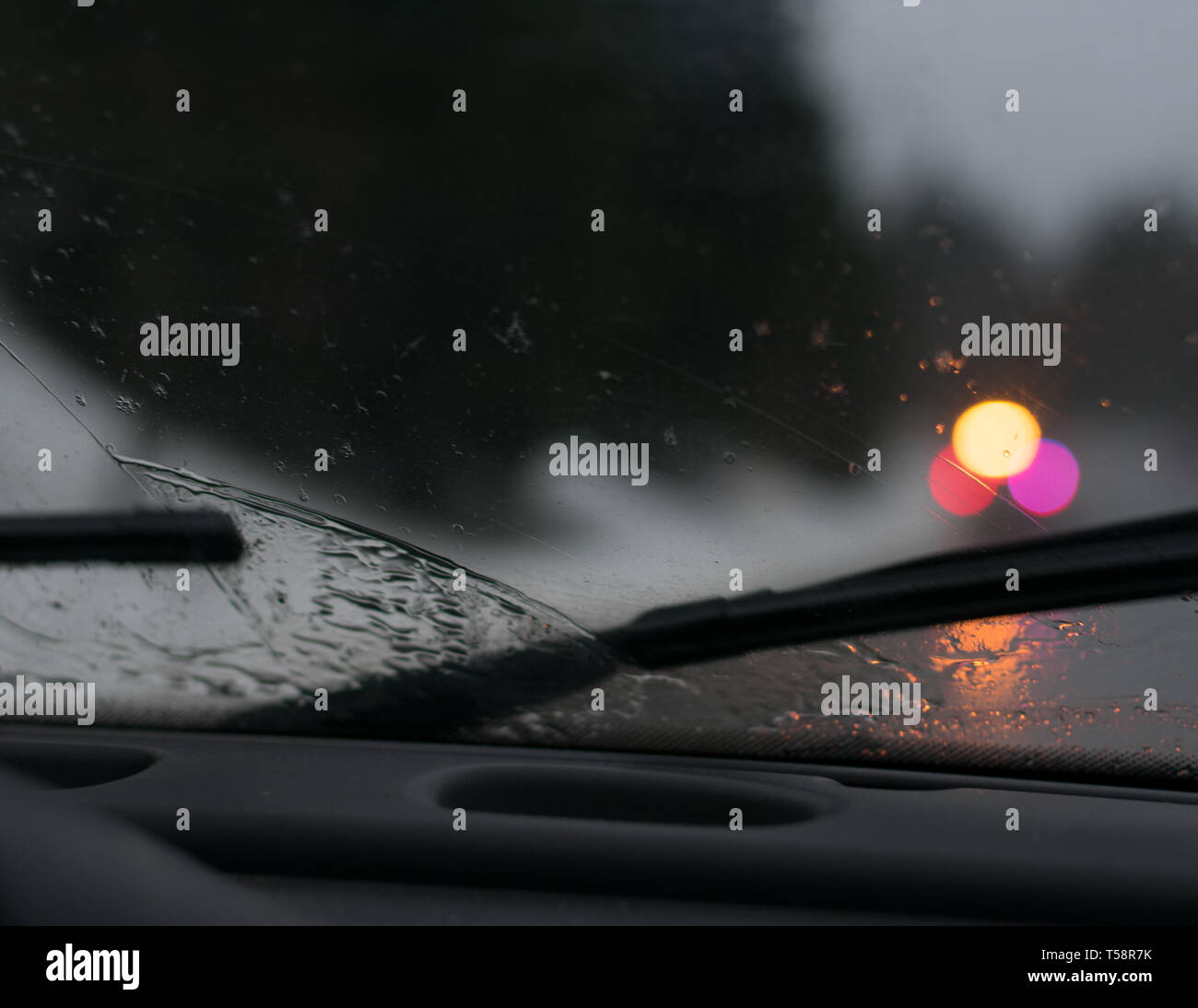 Stormy dur dans voiture avec essuie-humide sur planche de bord Banque D'Images