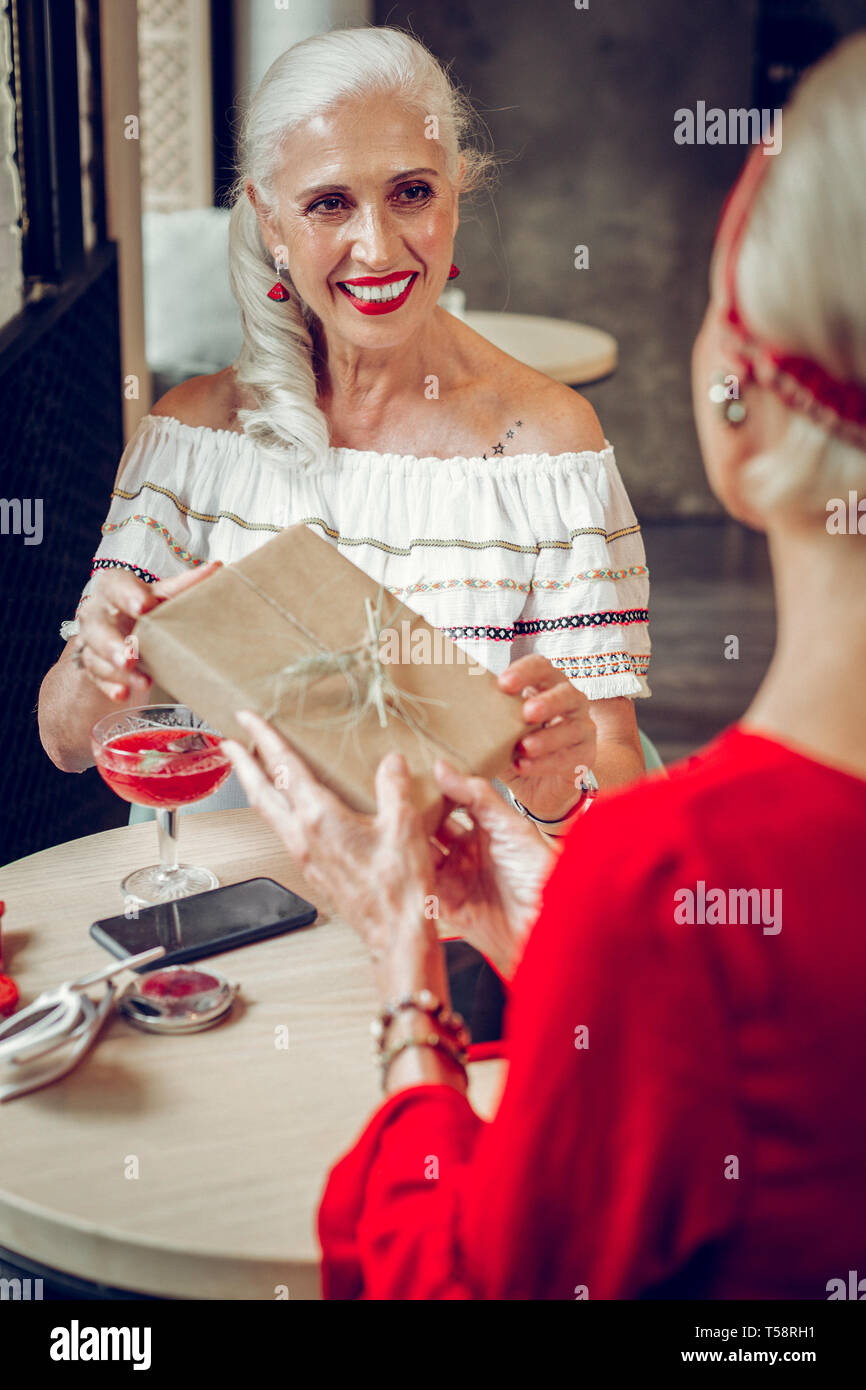 Accueil senior woman positive sa meilleure amie Banque D'Images