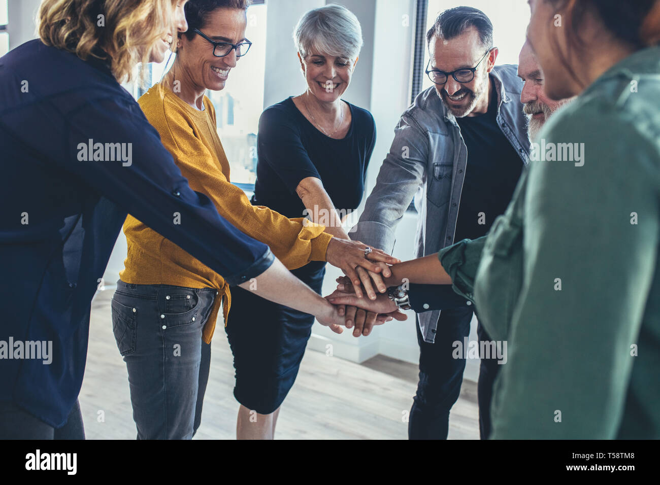 Pile les gens d'affaires les mains ensemble. Groupe multiethnique de professionnels mettent leurs mains ensemble comme un symbole de l'équipe. Banque D'Images